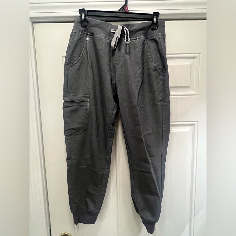FIGS: Zamora Jogger Scrubs: GRAPHITE (small petite)